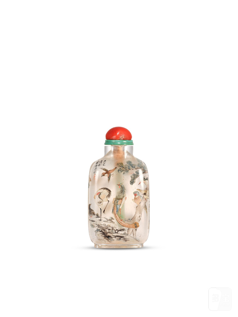 己巳年（1929）葉仲三款 水晶內畫百鳥圖鼻煙壺 | AN INSIDE-PAINTED CRYSTAL 'HUNDRED BIRDS' SNUFF BOTTLE - 图2